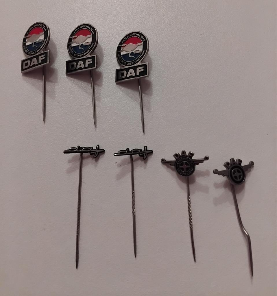 7 Vintage DAF speldjes - London Sydney Marathon, Ophalen of Verzenden, Gebruikt, Transport, Speldje of Pin