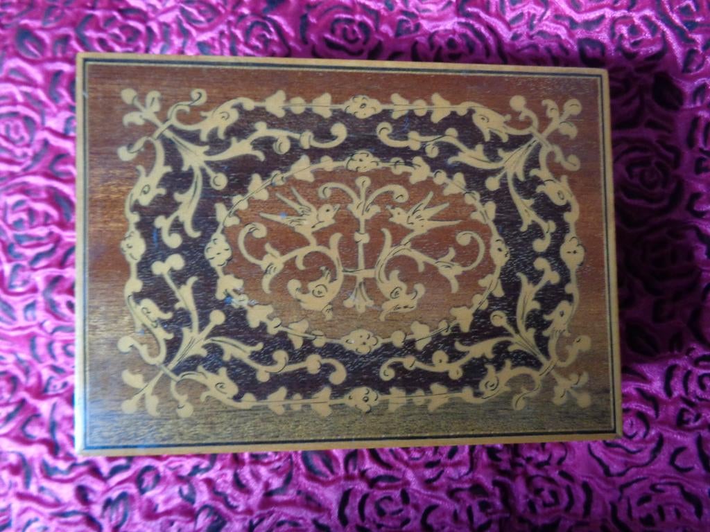 MUZIEKDOOSJE, INGELEGD HOUT, SPEELT DEKSEL OPEN GAAT,, Antiek en Kunst, Ophalen of Verzenden