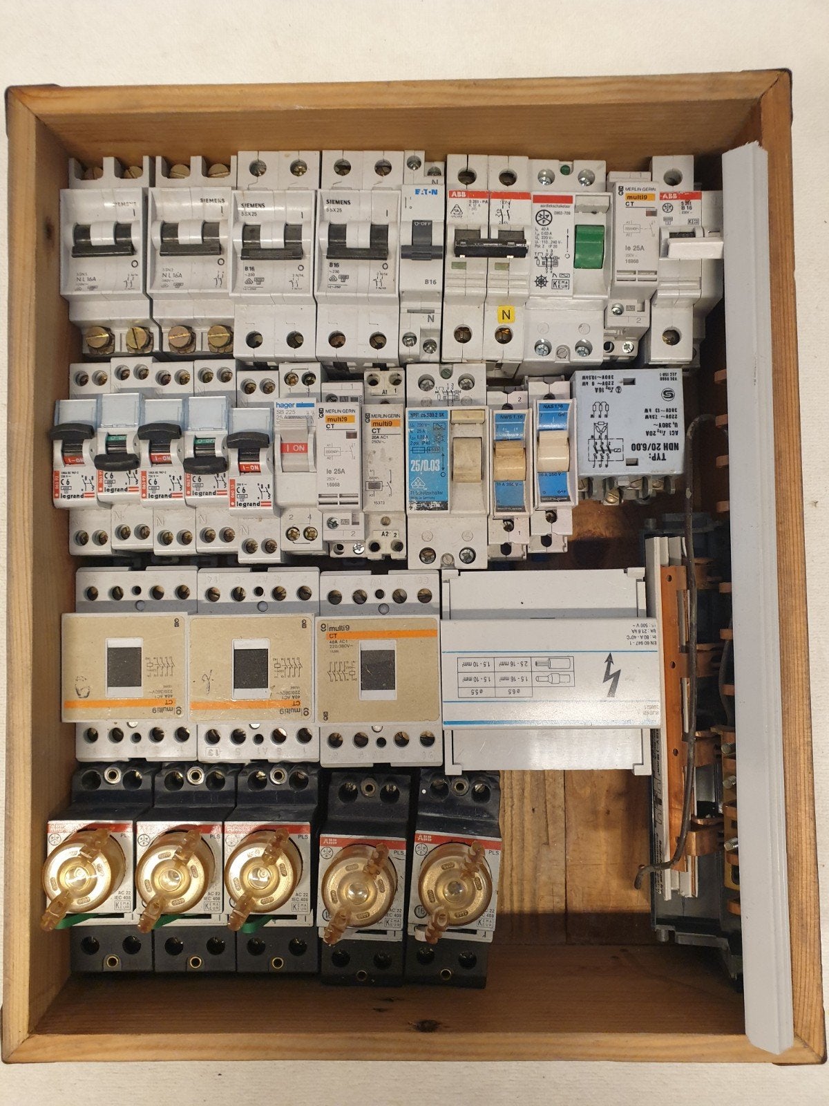 kist met diverse zekering automaten en relais., Doe-het-zelf en Verbouw, Ophalen of Verzenden, Overige typen