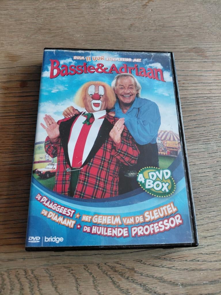 Bassie & Adriaan 4DVD BOX met flyer., Cd's en Dvd's, Dvd's | Kinderen en Jeugd, Avontuur, Gebruikt, Alle leeftijden, Boxset