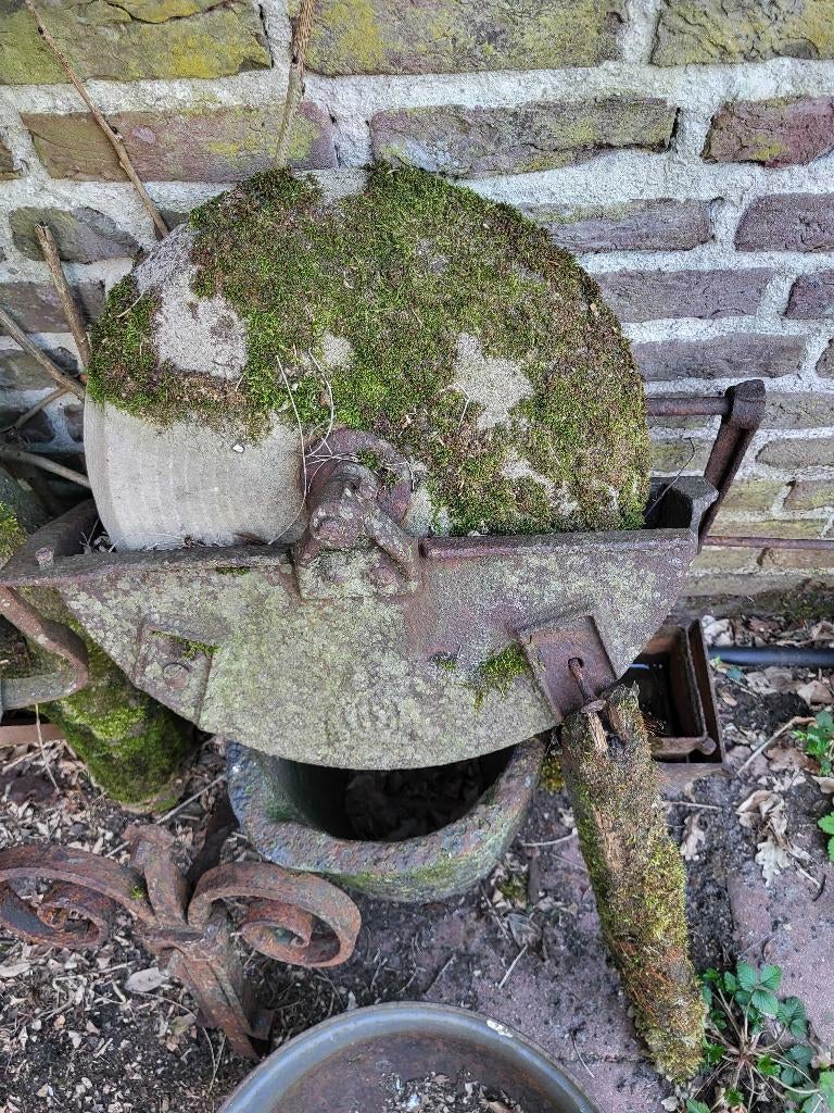 Antiek SLIJPSTEEN met zwengel en gietijzeren bak, Antiek en Kunst, Ophalen
