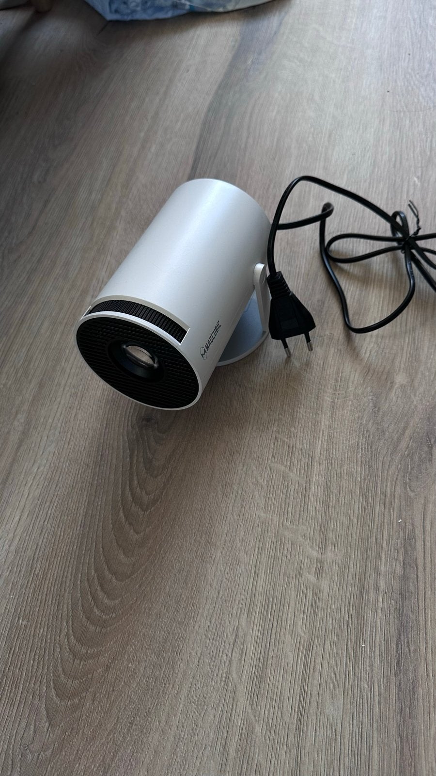 Compacte Android Beamer - Draagbaar en Veelzijdig, Ophalen of Verzenden, Zo goed als nieuw, LED, Full HD (1080)