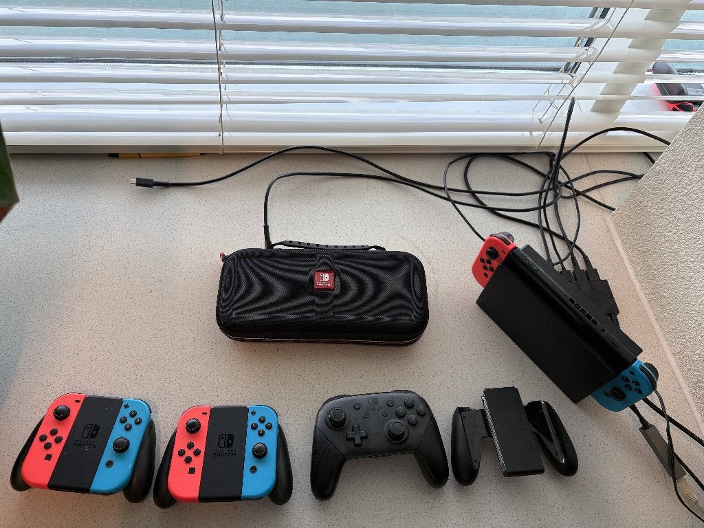Nintendo Switch incl. 4 controllers & Mario Kart 8 & tas, Gebruikt, Support@nintendo.eu, Met 2 controllers, Ophalen of Verzenden