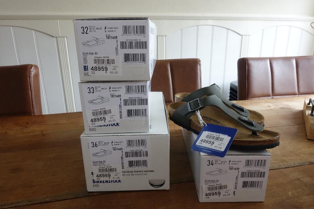 Nieuwe Birkenstock Gizeh slippers kaki maten 33 32, Jongen of Meisje, Schoenen, Nieuw, Ophalen of Verzenden
