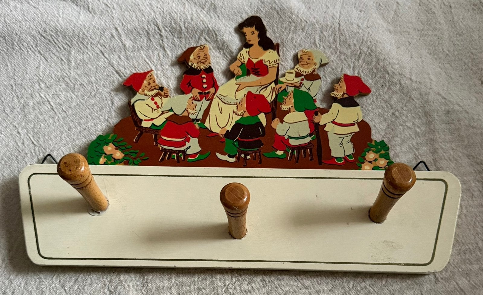 Vintage houten kinder kapstok Sneeuwitje en de 7 dwergen, Wandkapstok, Gebruikt, Ophalen of Verzenden, Minder dan 100 cm