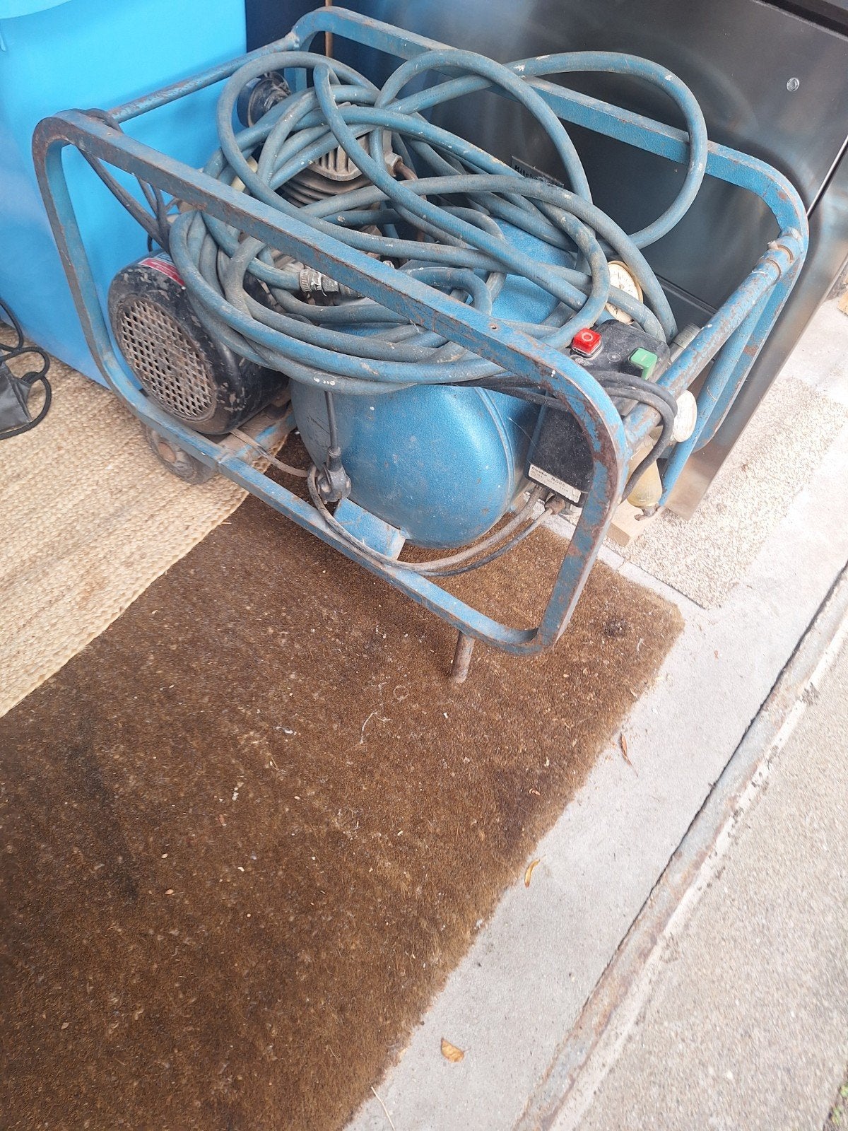 Compressor met spijkertacker - Werkt perfect!, Gebruikt, 6 tot 10 bar, Ophalen of Verzenden, Minder dan 200 liter/min