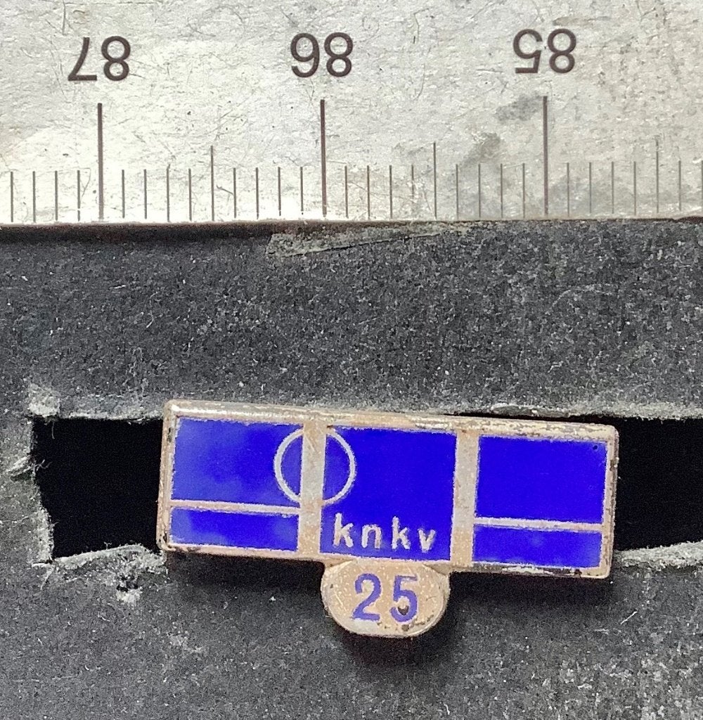 PIN, K.N.G.V. Nederland, emaille (AR, Verzamelen, Ophalen of Verzenden, Gebruikt, Sport, Speldje of Pin