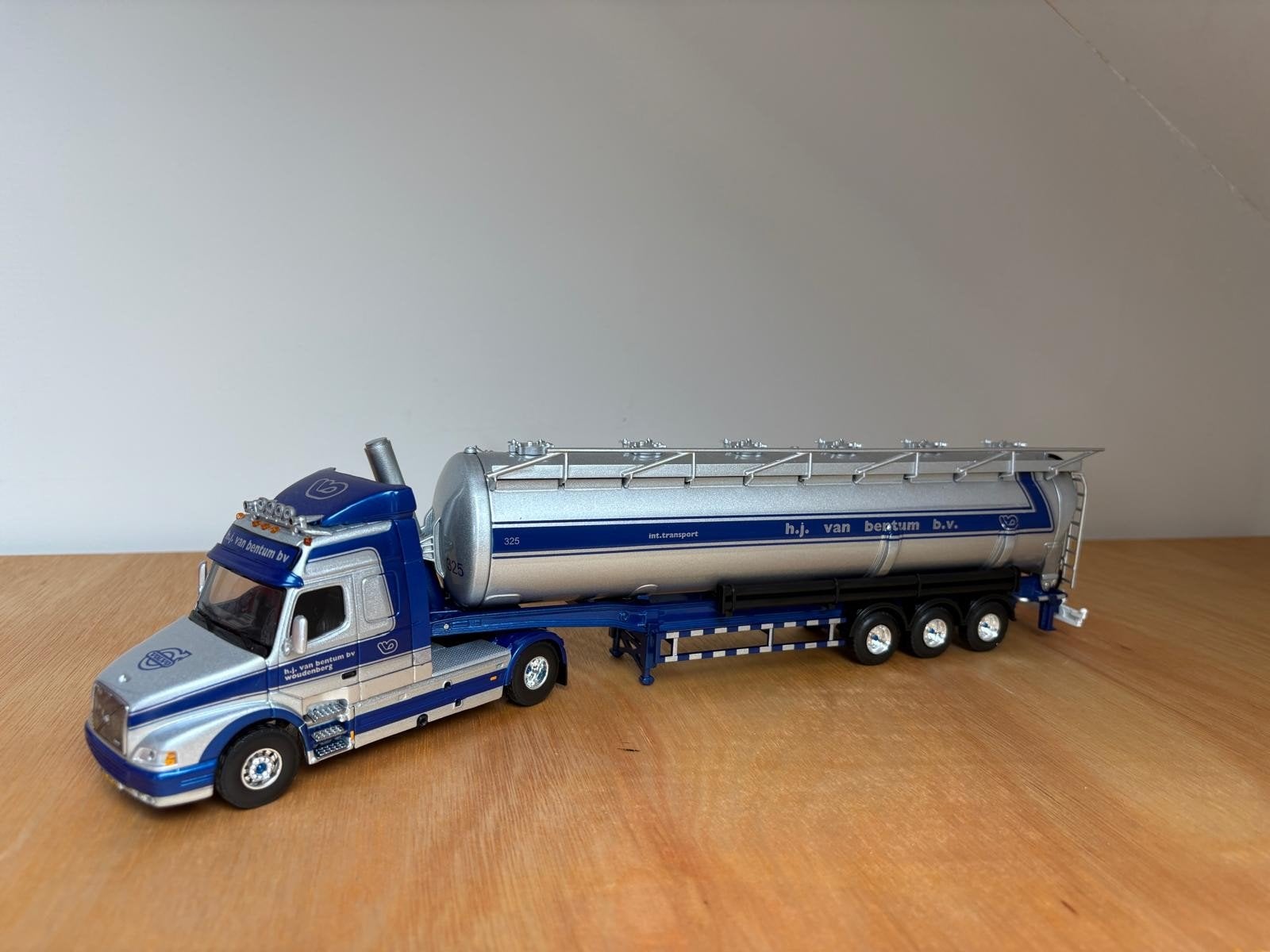 Tematoys Holland Volvo H.J. van Bentum B.V. Tankwagen, Overige merken, Groter dan 1:32, Ophalen of Verzenden, Zo goed als nieuw