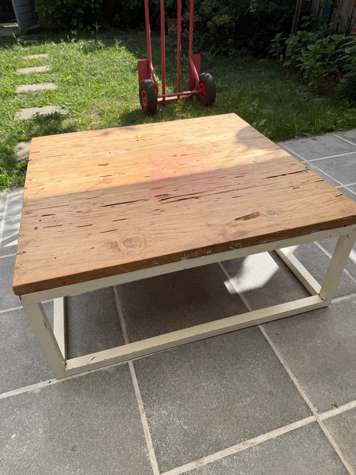 Robuuste salontafel met houten blad en metalen onderstel, Ophalen, Gebruikt, Vierkant, 50 tot 100 cm