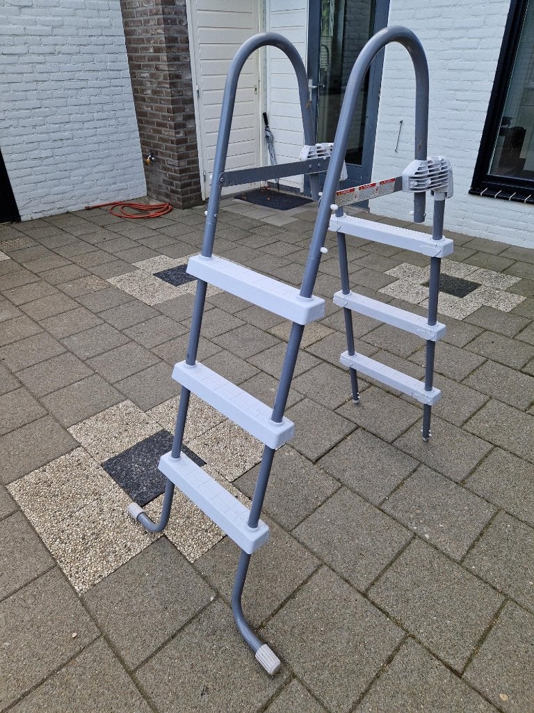Een z.g.a.n. zwembadtrap, Ophalen, Zo goed als nieuw, Ladder