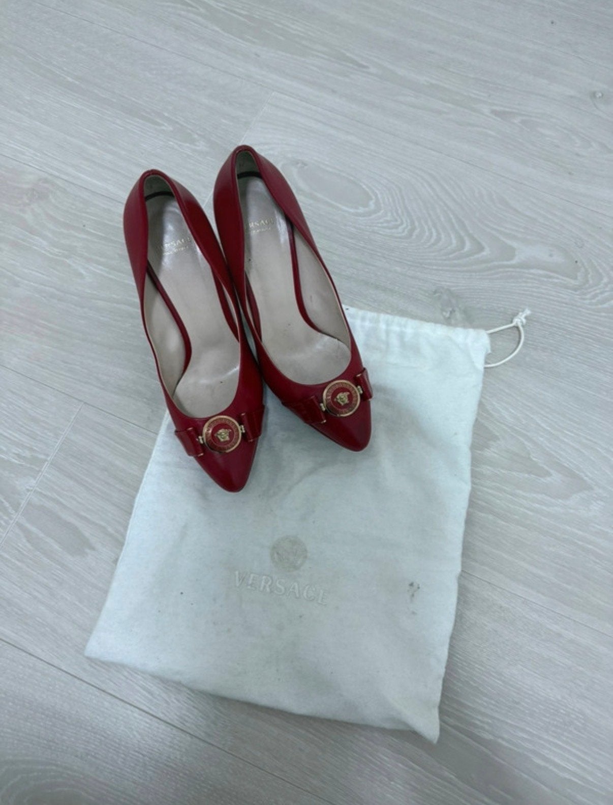 Versace Pumps, Kleding | Dames, Ophalen of Verzenden, Zo goed als nieuw, Rood, Pumps