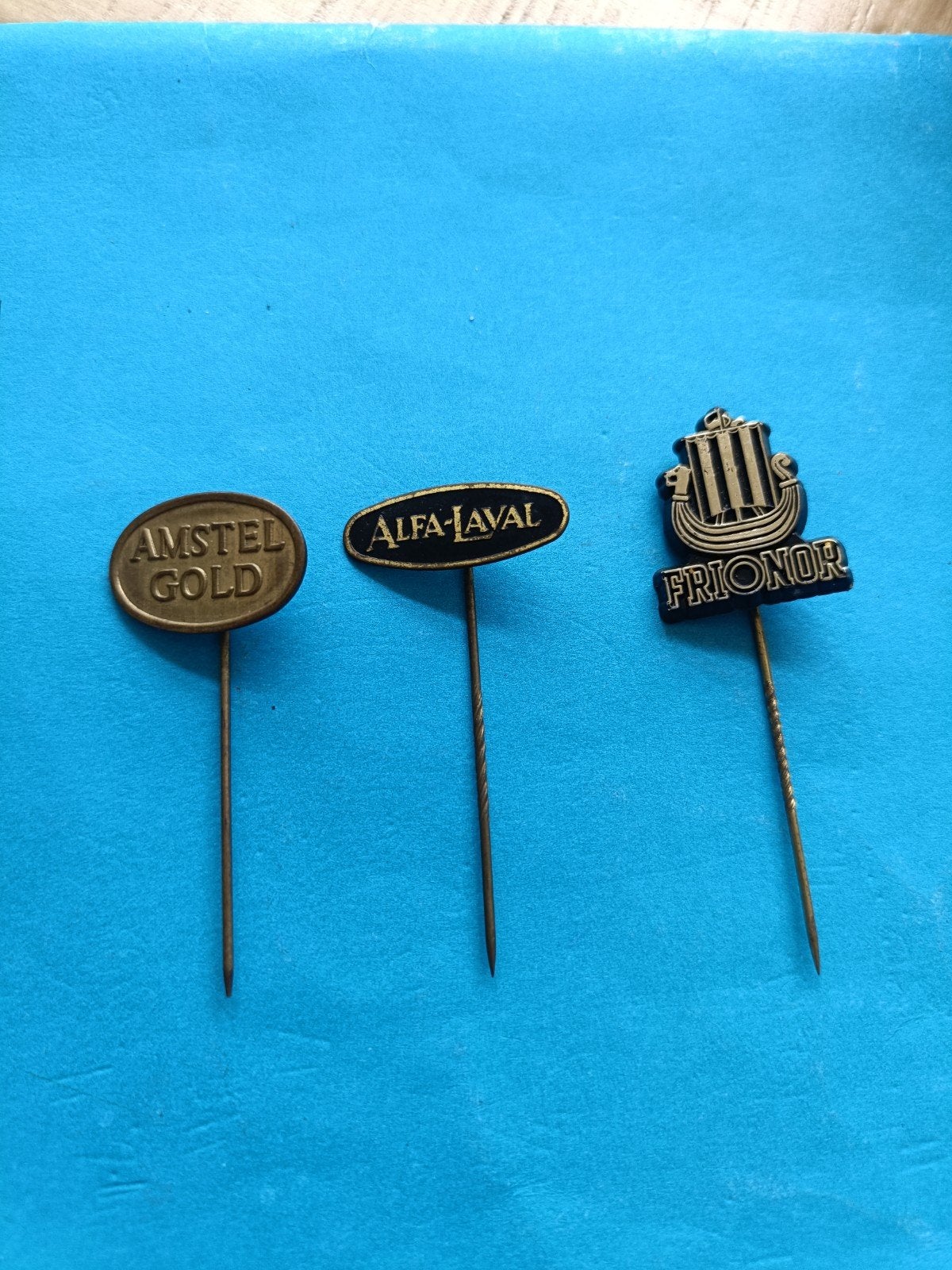 3 Vintage Speldjes: Amstel Gold, Alfa-Laval, Frionor, Verzamelen, Ophalen of Verzenden, Gebruikt, Merk, Speldje of Pin