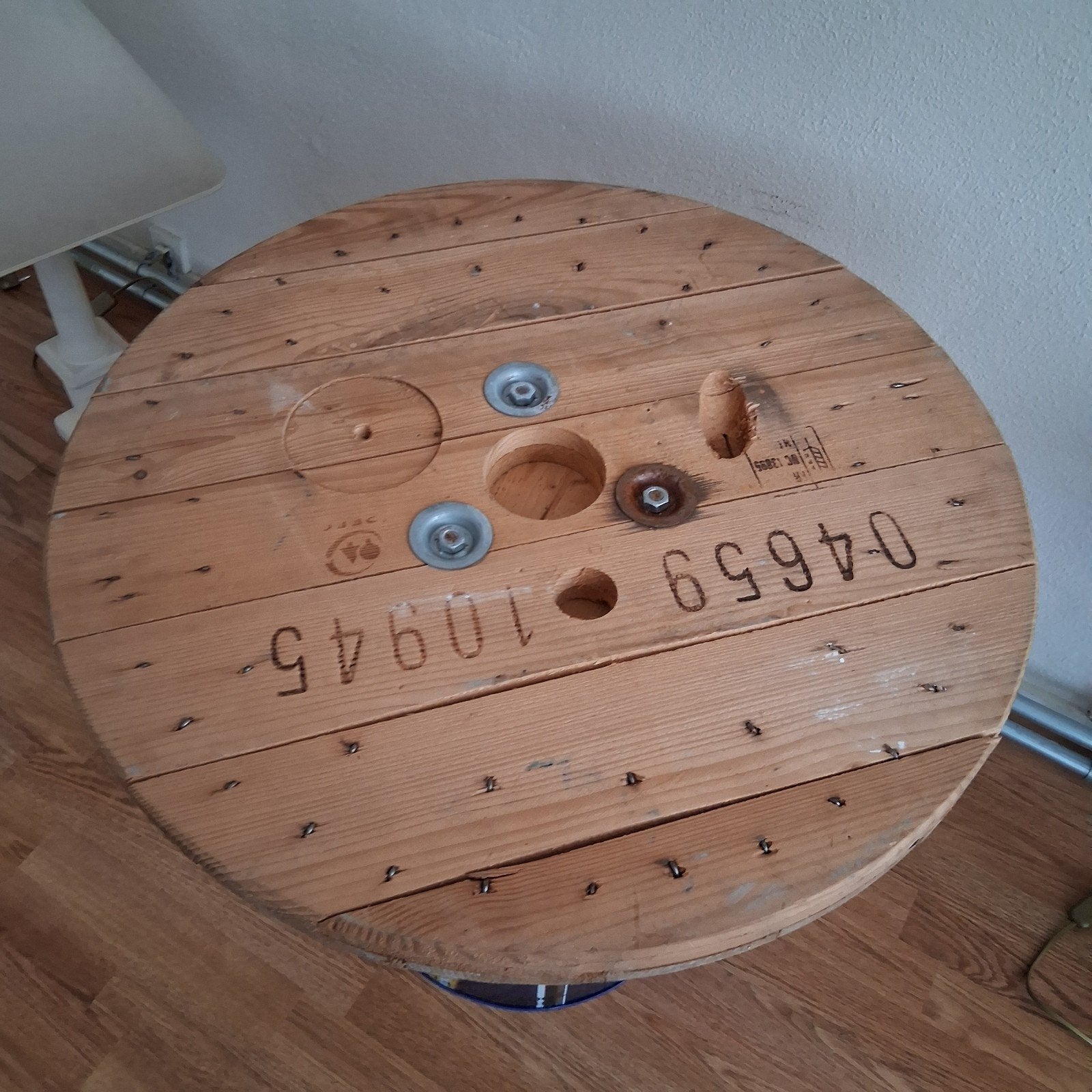 Industriële tafel van olievat en kabelhaspelblad, Ophalen