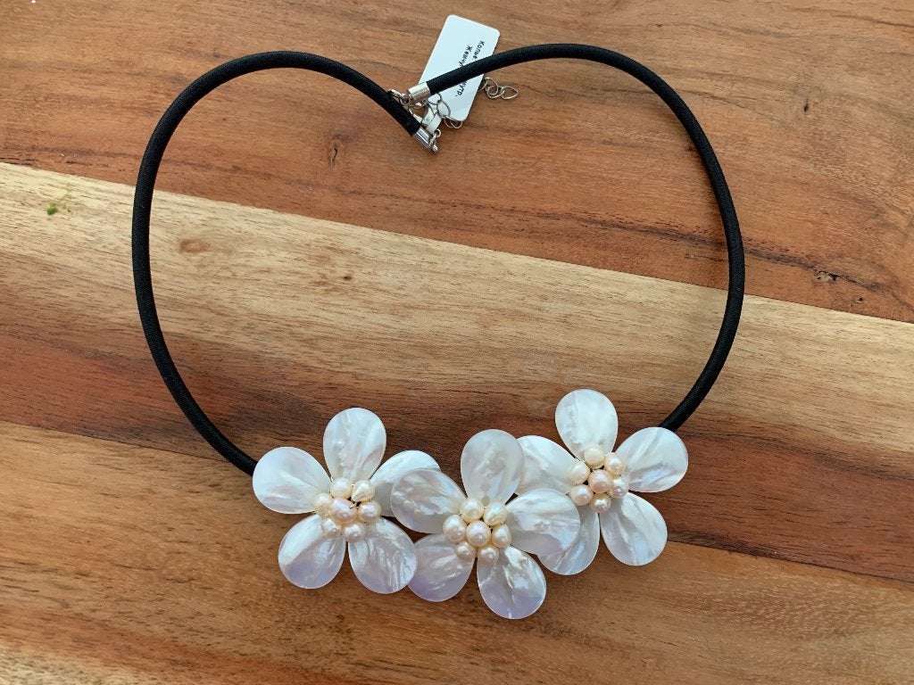 Ketting halsketting Collier Parelmoer bloemen 46 cm, Wit, Nieuw, Ophalen of Verzenden, Overige materialen