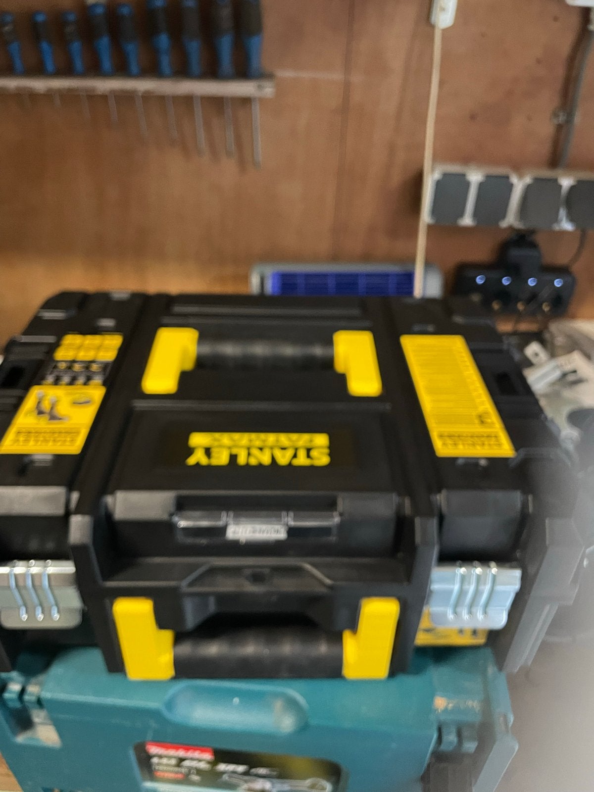 Stanley Schroeftol Set SFMCK201D2T - Nieuw in Koffer, Ophalen, Variabele snelheid, Nieuw, Boor- en Schroefmachine