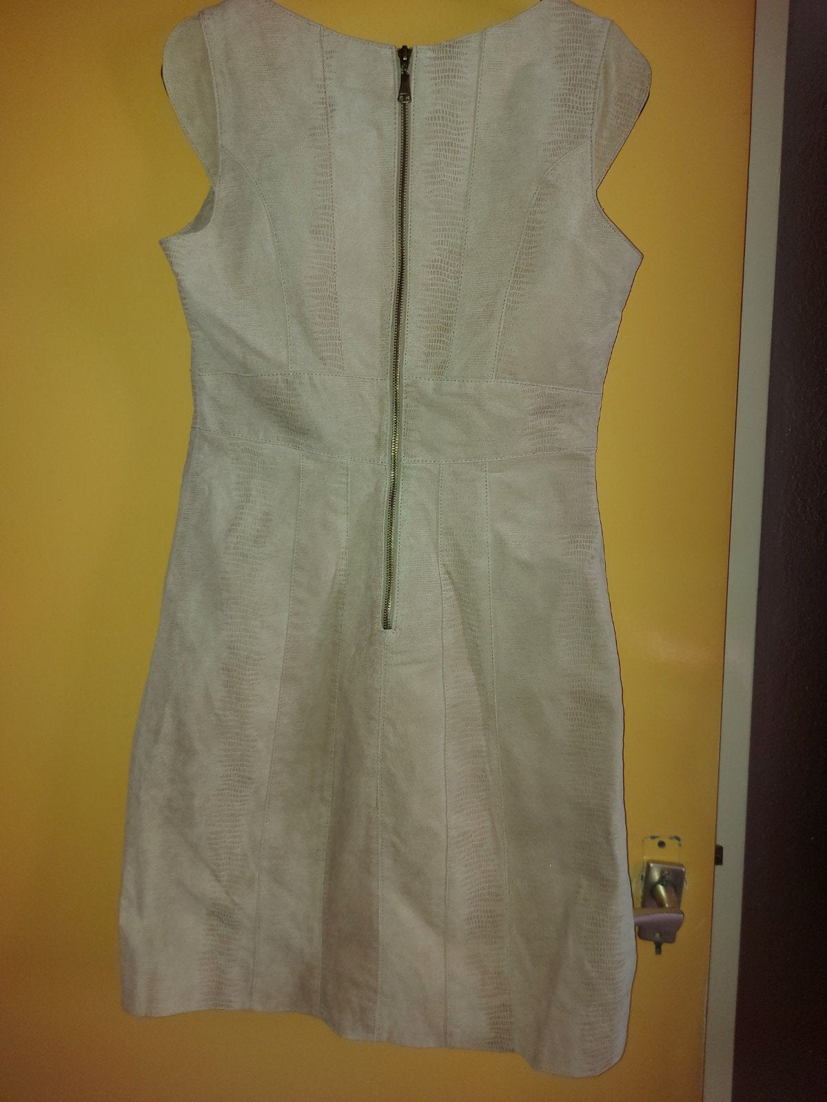 Leren jurk met ritsdetails - Zo goed als nieuw, Kleding | Dames, Maat 38/40 (M), Beige, Ophalen of Verzenden, Knielengte