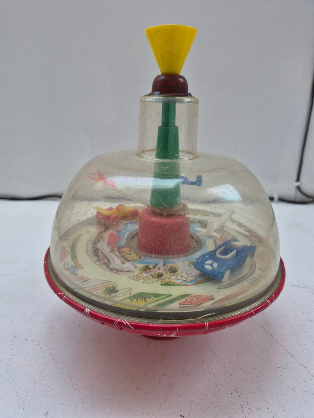 Vintage opwindbare tol met auto's en vliegtuigjes, Verzamelen, Speelgoed, Ophalen of Verzenden