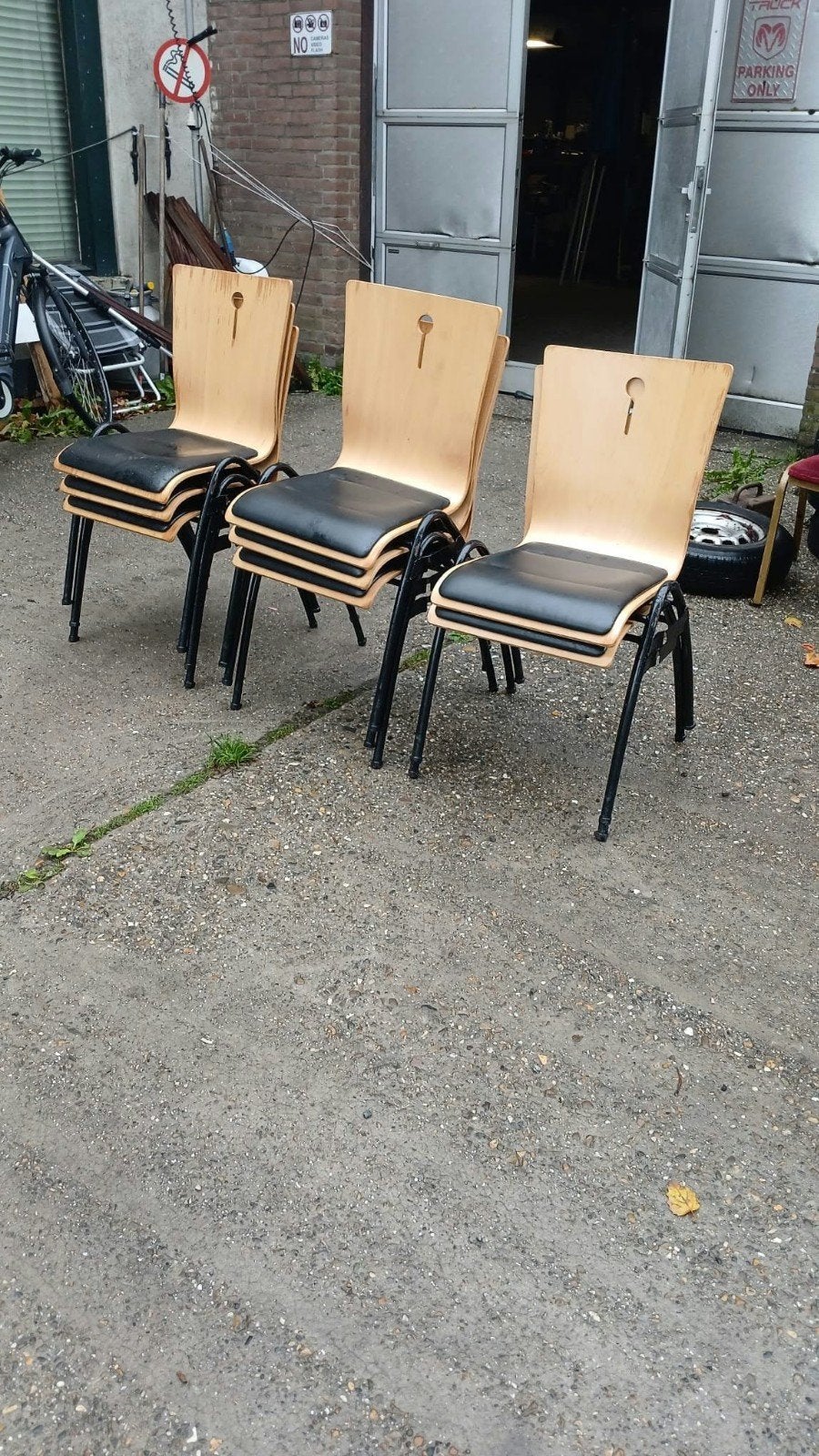 8x Stapelbare stoelen met houten rug en zwarte zitting, Huis en Inrichting, Ophalen, Gebruikt, Zwart, Vijf, Zes of meer stoelen