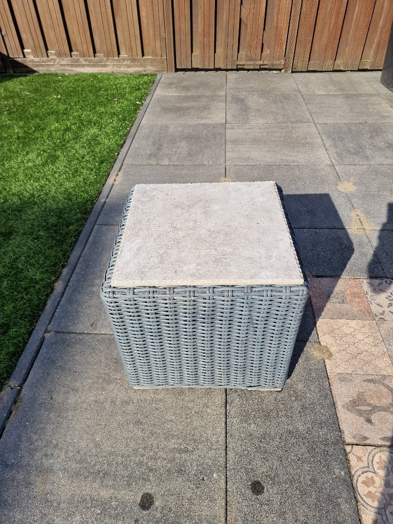 Wicker bijzettafeltje met stenen blad, Tuin en Terras, Ophalen, Gebruikt, Rechthoekig, Wicker
