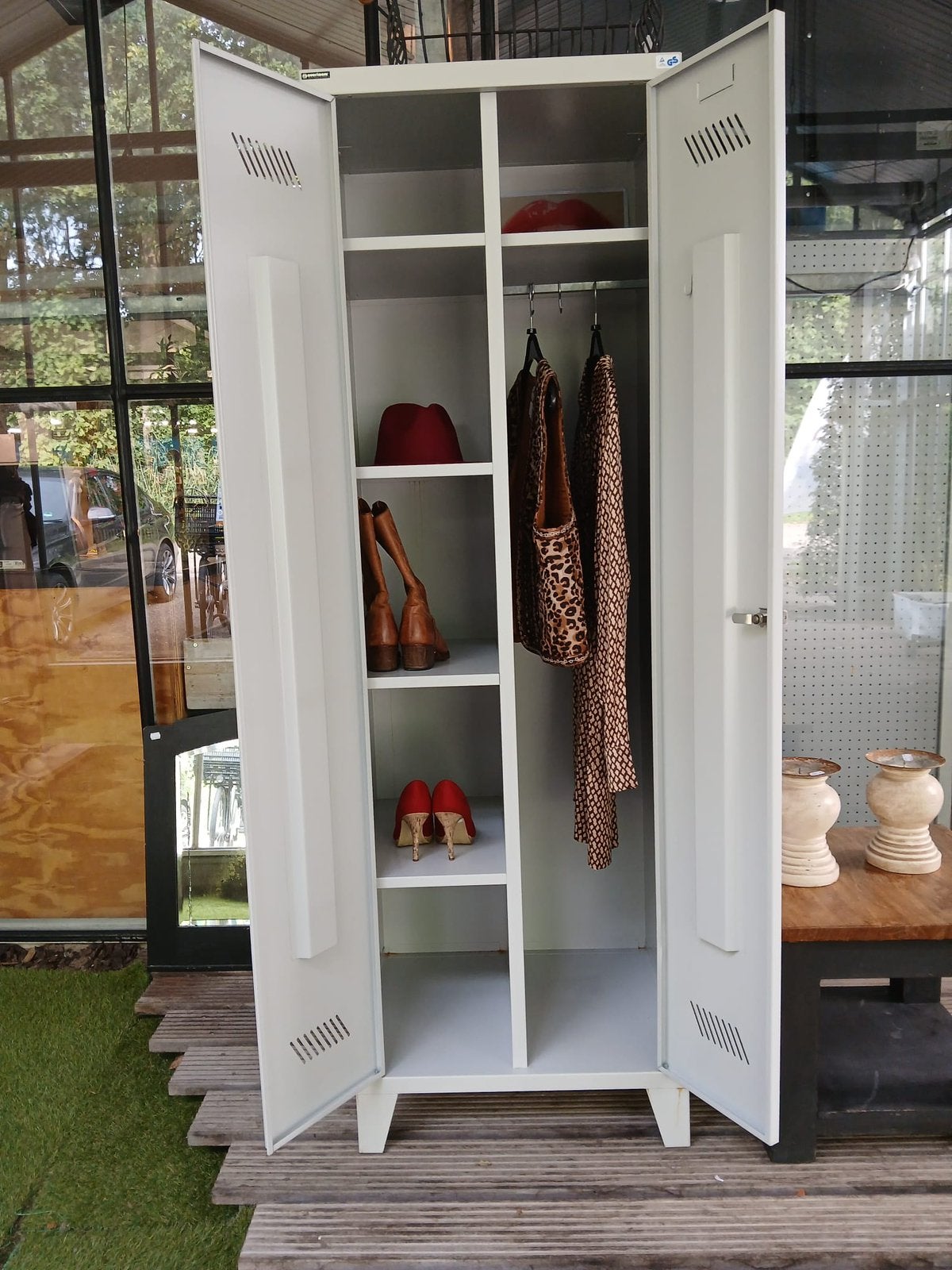 Locker kast wit met 2 deuren, hang- en leggedeelte, Ophalen, Met deur(en), 50 tot 100 cm, Zo goed als nieuw