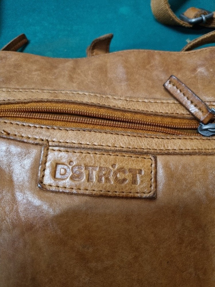schoudertas dstrct leer cognac kleur veel vakken, Sieraden, Tassen en Uiterlijk, Ophalen of Verzenden, 'T Olde Gre-j, Info@toldegrej.nl