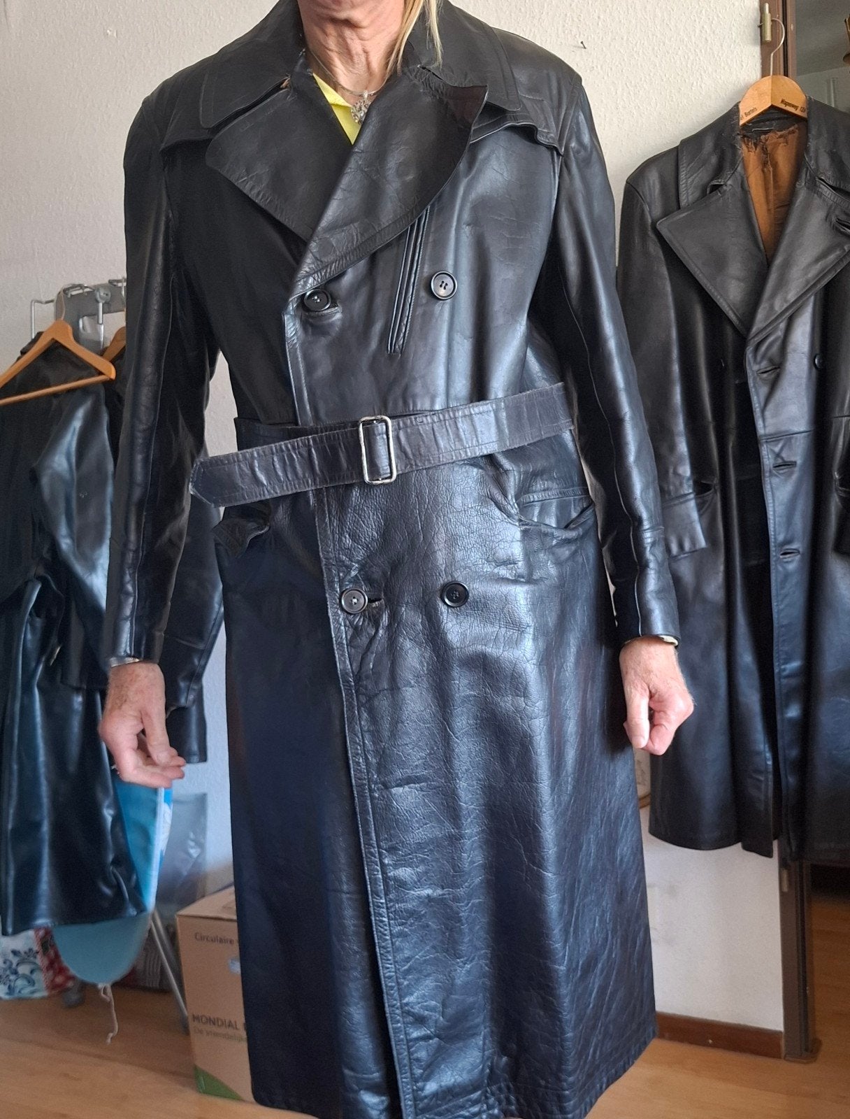 Lange zwarte leren jas, Ophalen, Gedragen, Maat 52/54 (L), Zwart
