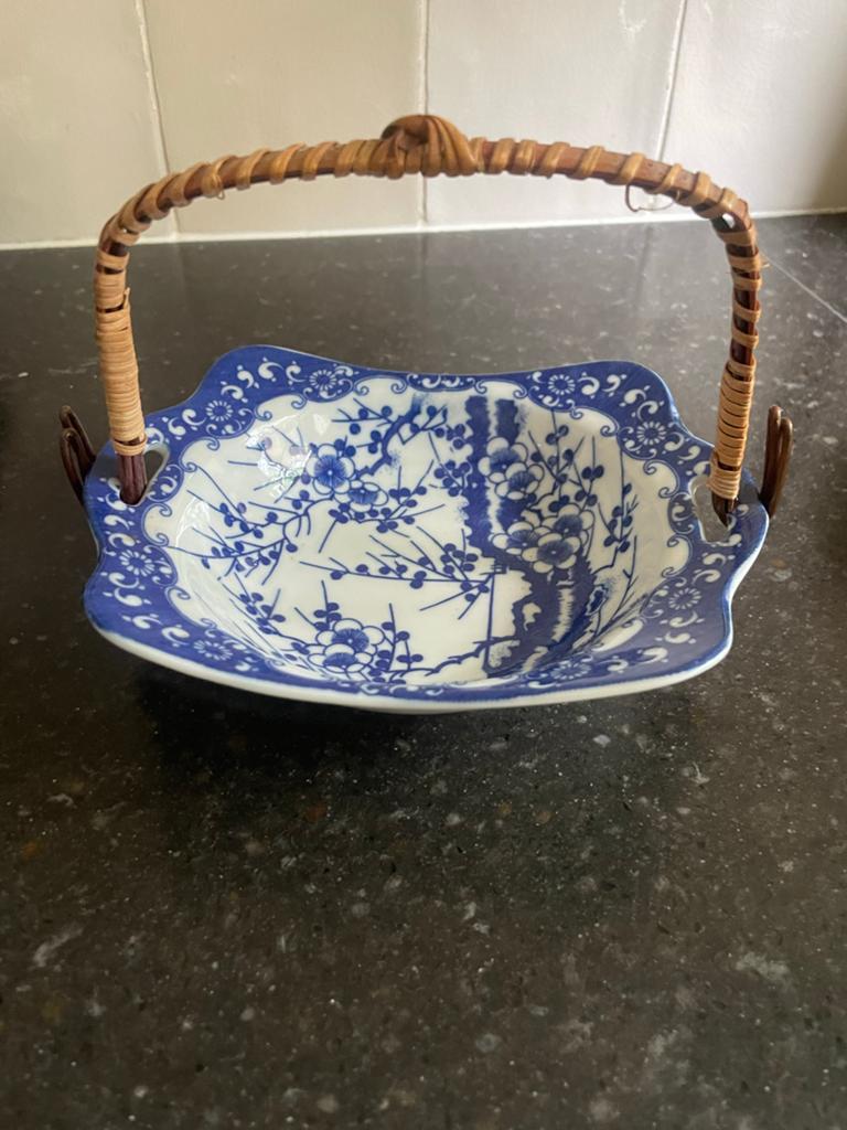 Vintage bonbonschaaltje blauw-wit met rotan hengsel, Antiek en Kunst, Ophalen