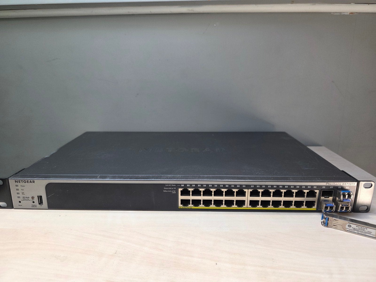 NETGEAR M4300-28G ProSAFE Managed Switch met SFP+, Computers en Software, Netwerk switches, Ophalen of Verzenden, Gebruikt