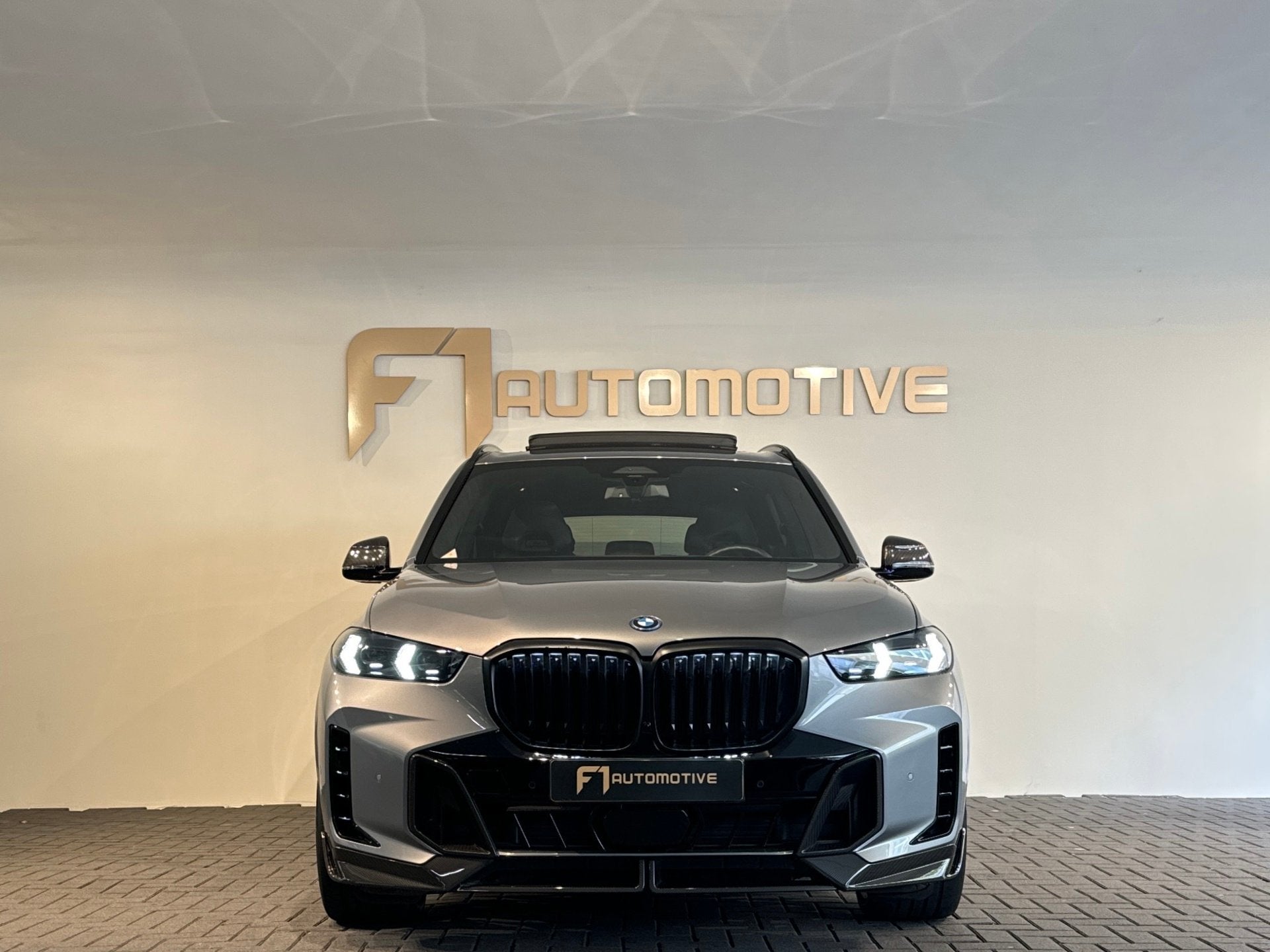 BMW X5 XDrive50e Pano|Carbon|BTW|M-Seat|H/K|Trekhaak|Keyless, Dealer onderhouden, Gebruikt, 2395 kg, Bedrijf