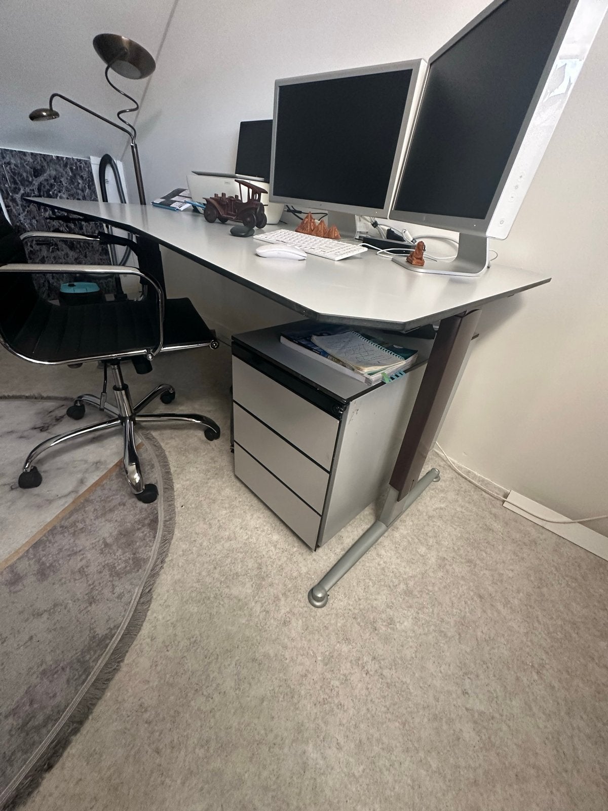 Bureau met kliene kast, Ophalen, Opbergruimte, Gebruikt, Metaal