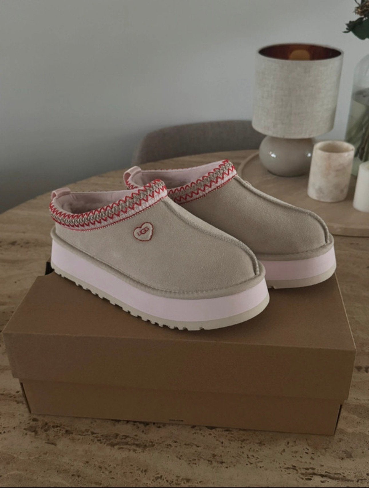 UGGs Tazzlove valentine edition NIEUW, Bruin, Nieuw, Ophalen of Verzenden, Pantoffels of Sloffen
