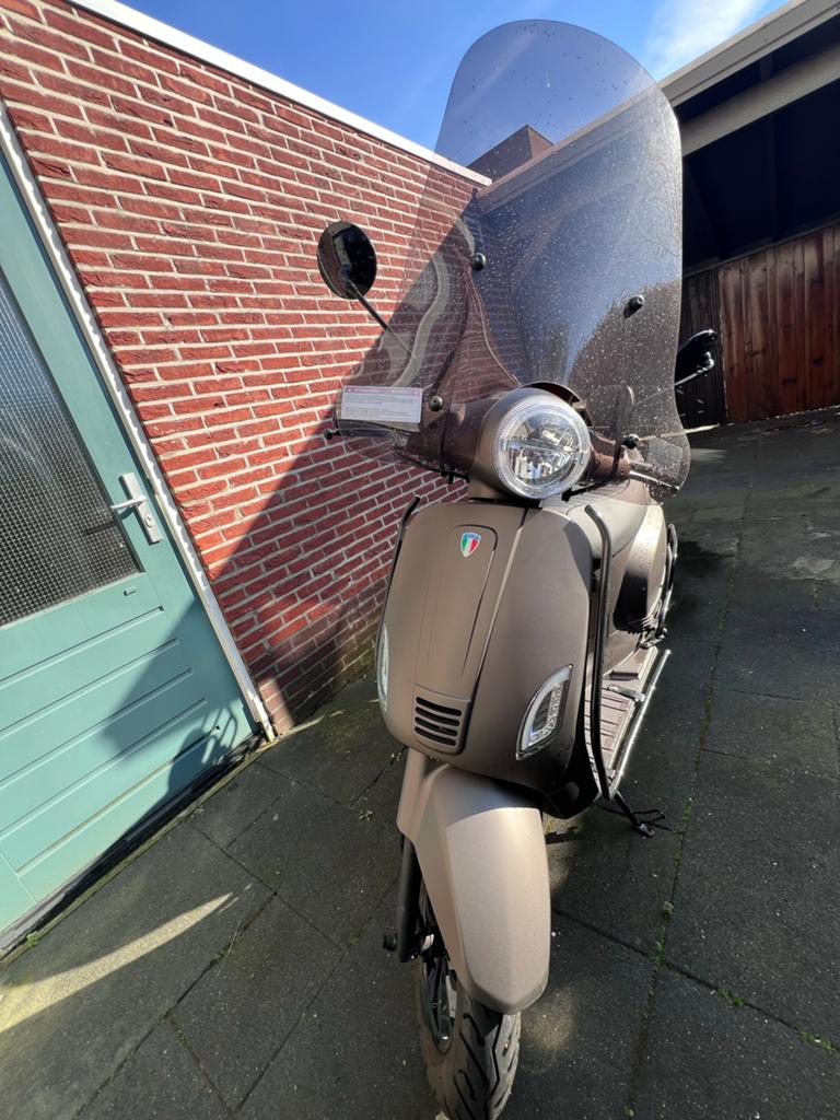 Tym SNOR Scooter Vespa look - Zo goed als nieuw, Fietsen en Brommers, Brommeronderdelen | Snorfietsen, Ophalen of Verzenden, Zo goed als nieuw