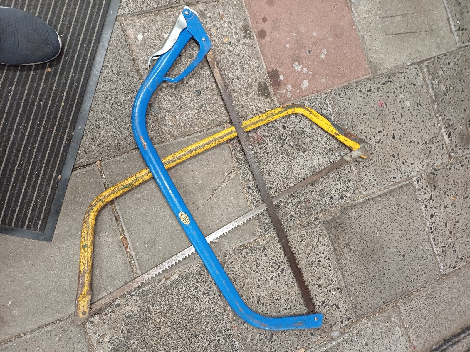 Twee gebruikte handzagen, beugelzagen, Ophalen, Gebruikt, Overige typen, Onbekend