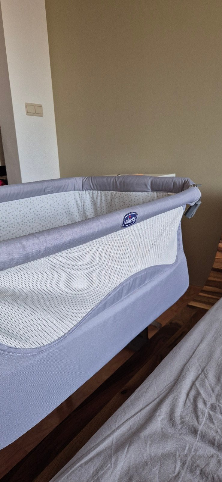 Chicco Next2Me Co-sleeper - Grijs, Kinderen en Baby's, Babywiegjes en Ledikanten, Ophalen of Verzenden, Zo goed als nieuw, Wieg