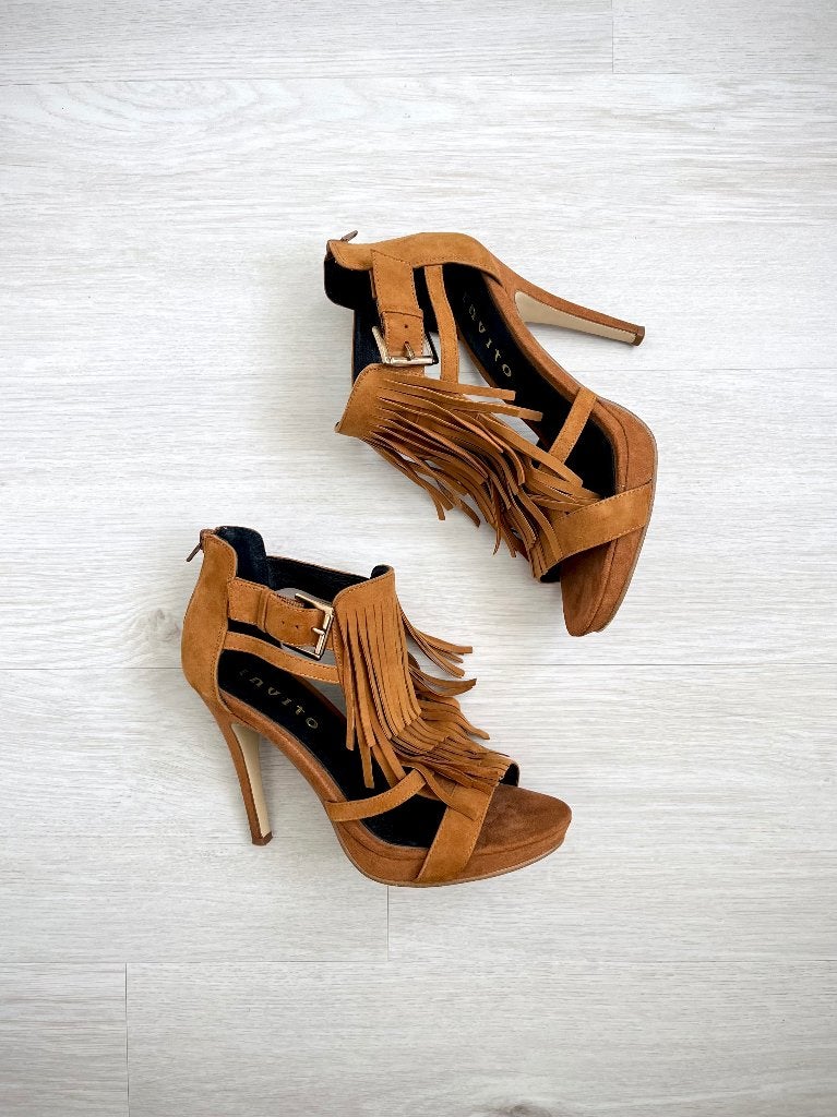 👠 Invito suède pumps/sandalen cognac met franjes – maat 39, Overige kleuren, Invito, Gedragen, Sandalen of Muiltjes