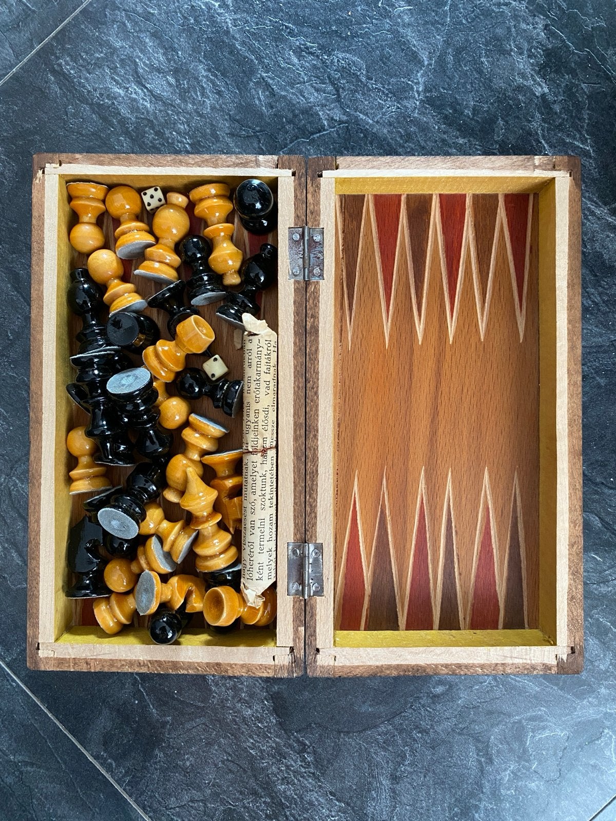 Vintage Schaak- en Backgammonspel in Houten Kistje, Een of twee spelers, Ophalen of Verzenden, Zo goed als nieuw, Reisspel