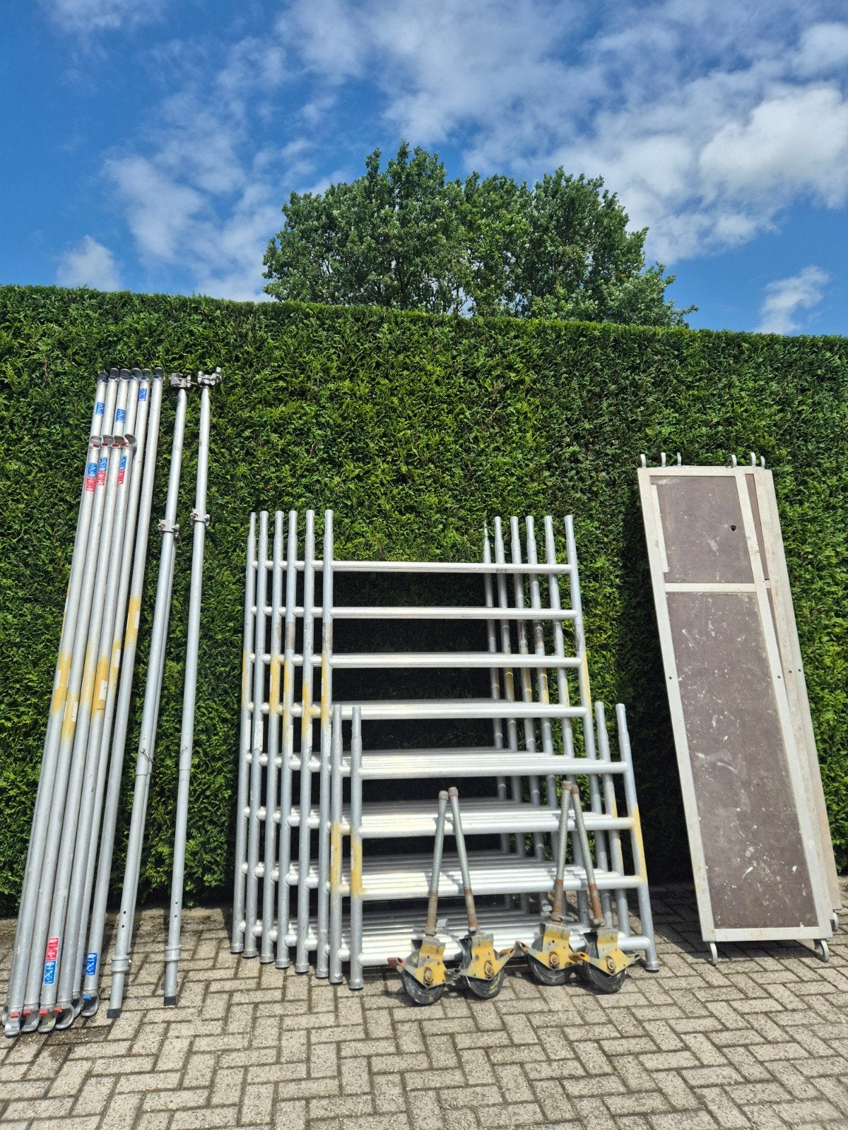 Mooi aluminium rolsteiger 8.2 meter werkhoogte, Ophalen, Gebruikt, Rolsteiger of Kamersteiger, 5 meter of hoger