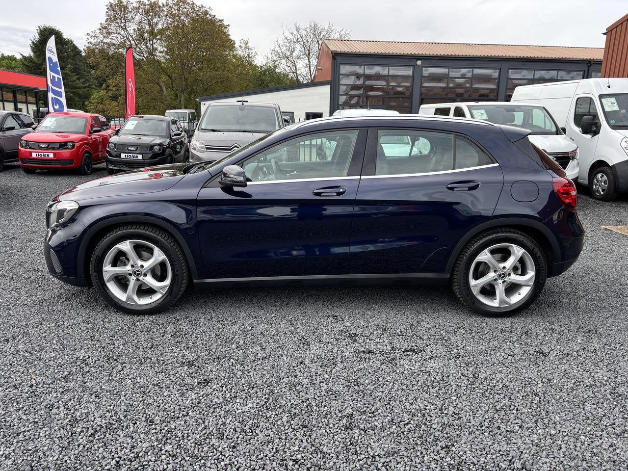 Mercedes-Benz GLA 200 AUTOMAAT 154PK TREKHAAK WEGKLAPBAAR, Gebruikt, Blauw, Leder en Stof, Bedrijf