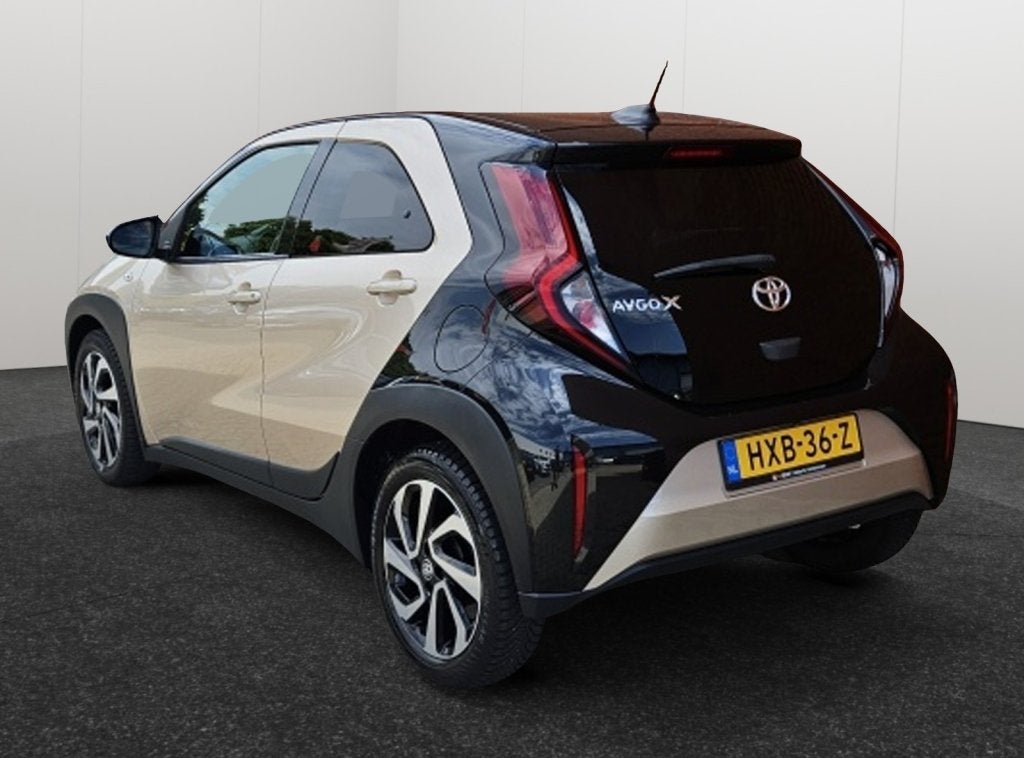 Toyota Aygo X 1.0 VVT-i Pulse Two Tone Carplay 17" Velgen, 12 maanden, Gebruikt, Euro 6, 4 stoelen