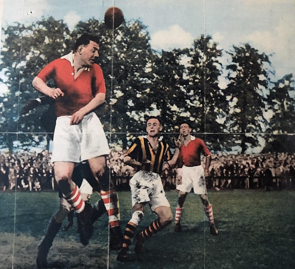 Gezocht: gekleurde vouwplaat Vitesse – Tubantia uit 1932, Verzamelen, Ophalen of Verzenden, Zo goed als nieuw, Vitesse, Vaantje of Sjaal