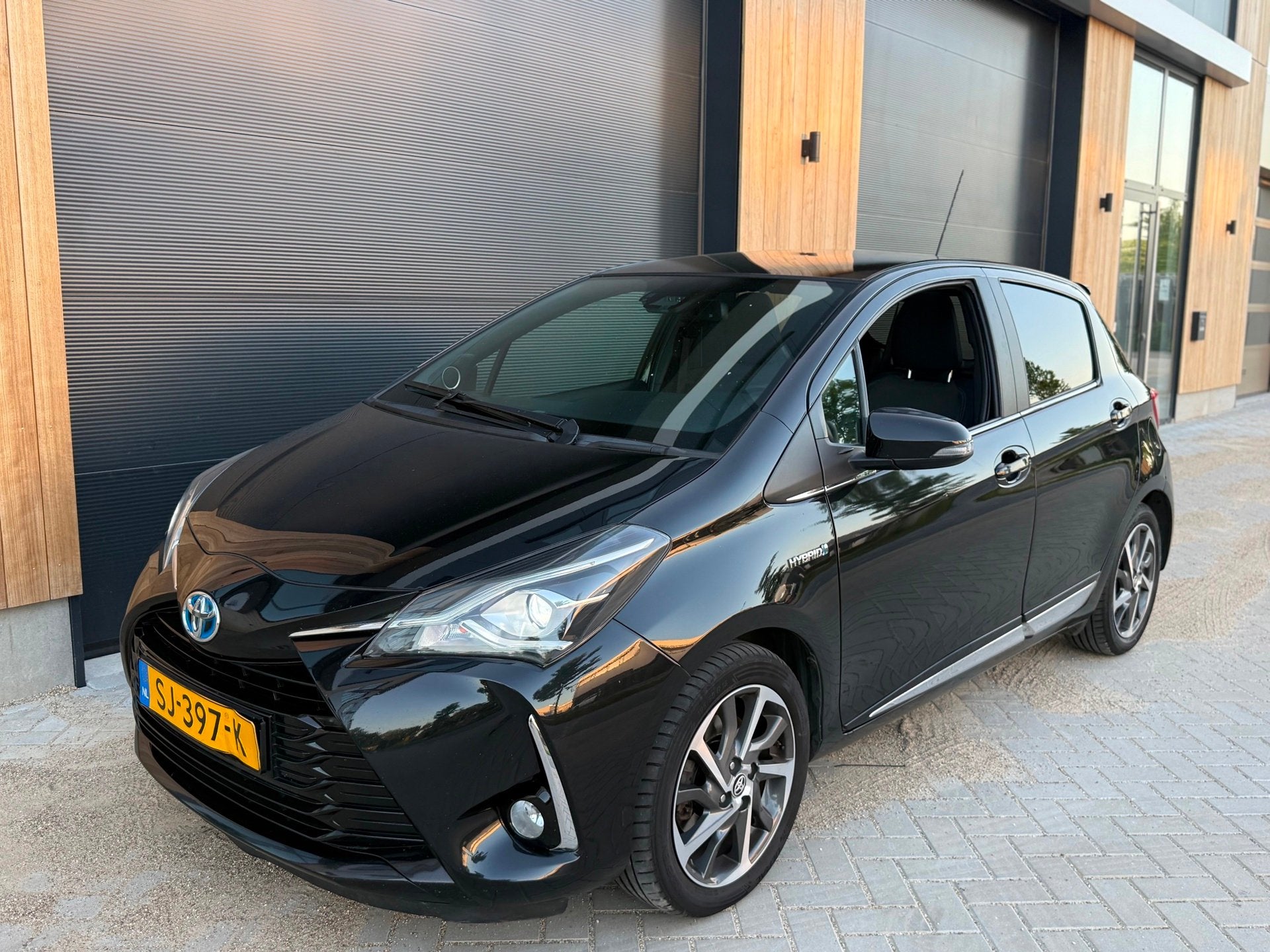 Toyota Yaris 1.5 Hybrid Y20 (bj 2018) AUTOMAAT|PANO|XENON|NA, Gebruikt, 4 cilinders, Leder en Stof, Origineel Nederlands
