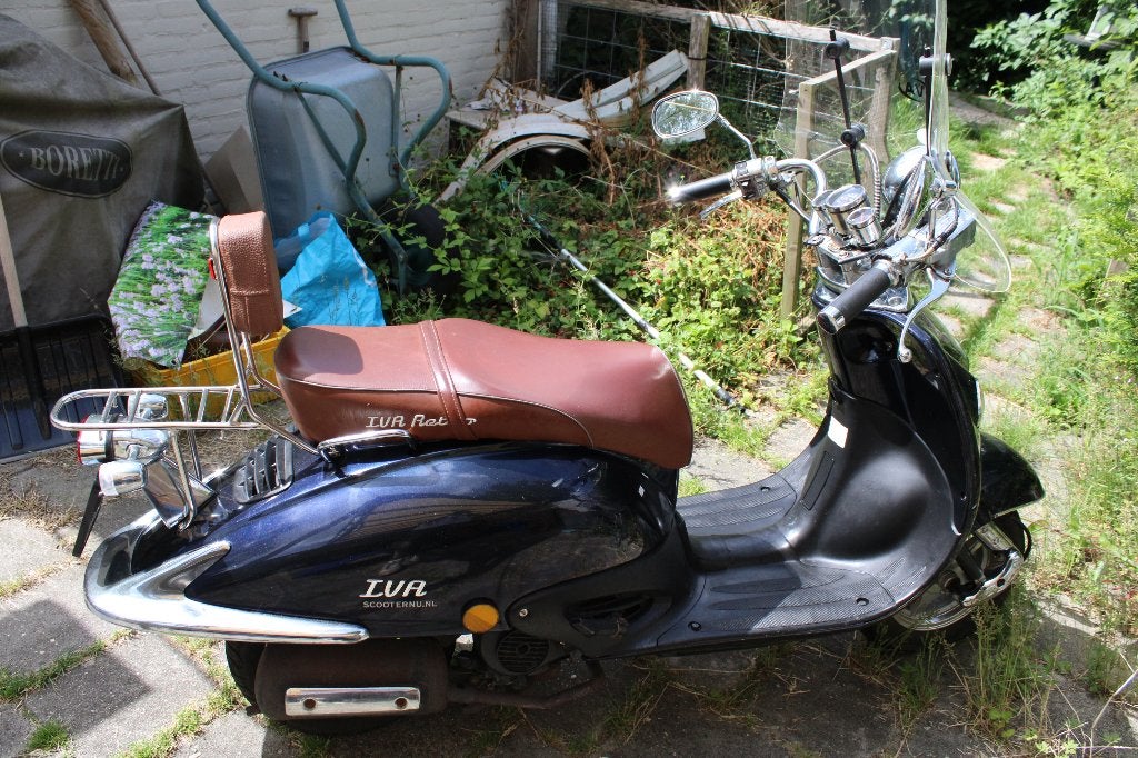 te koop leuke iva retro snor scooter, Fietsen en Brommers, Scooters | Overige merken, Gebruikt, Benzine, 50 cc, Maximaal 25 km/u