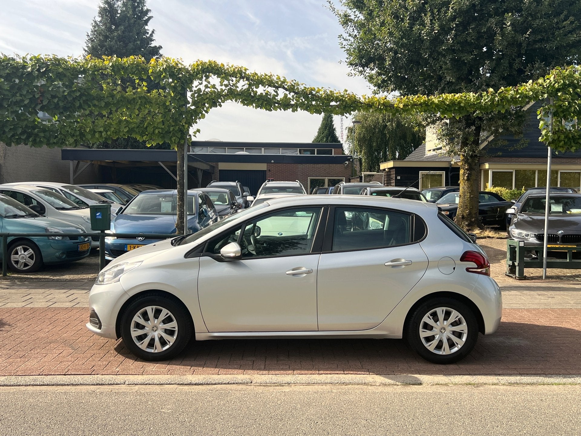 Peugeot 208 1.2 PureTech * Dlr. Onderhouden, Gebruikt, Euro 6, 1199 cc, 49 €/maand