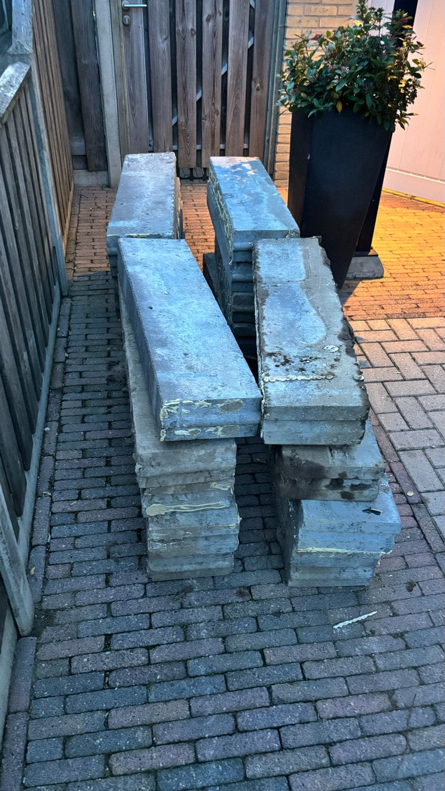 Gratis Gebruikte betonnen opsluitbanden voor tuin of oprit, Ophalen, Gebruikt, Overige typen, Minder dan 5 m²