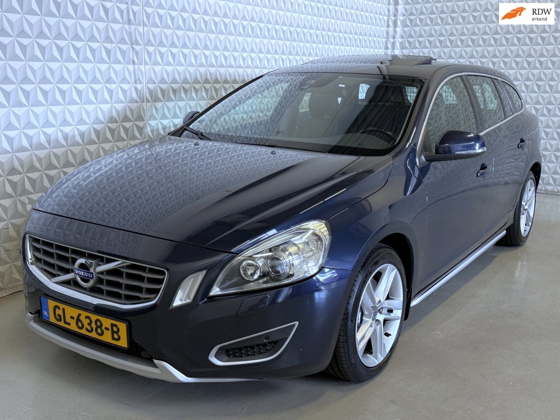 Volvo V60 2.4 D5 Summum in goede én nette staat! (2012), Auto's, Euro 5, Zwart, Blauw, Leder