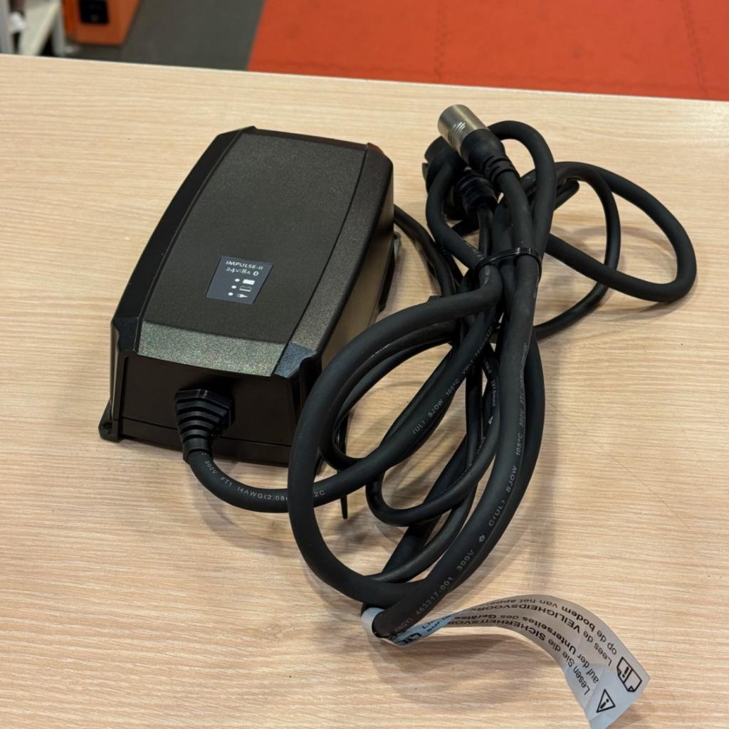 Victron Energy Impuls-II Smart acculader 24V 8A nieuw, Audio, Tv en Foto, Opladers, Zo goed als nieuw