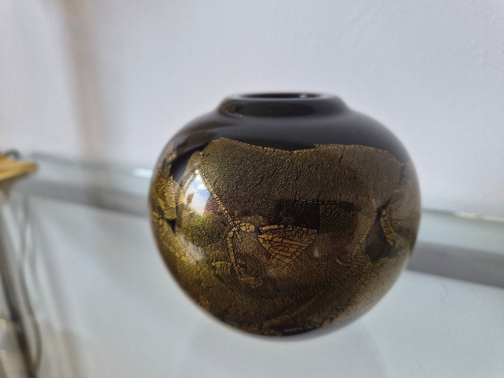 Britse glaskunst  - Vintage bolvaasje met goud infusie, Ophalen of Verzenden