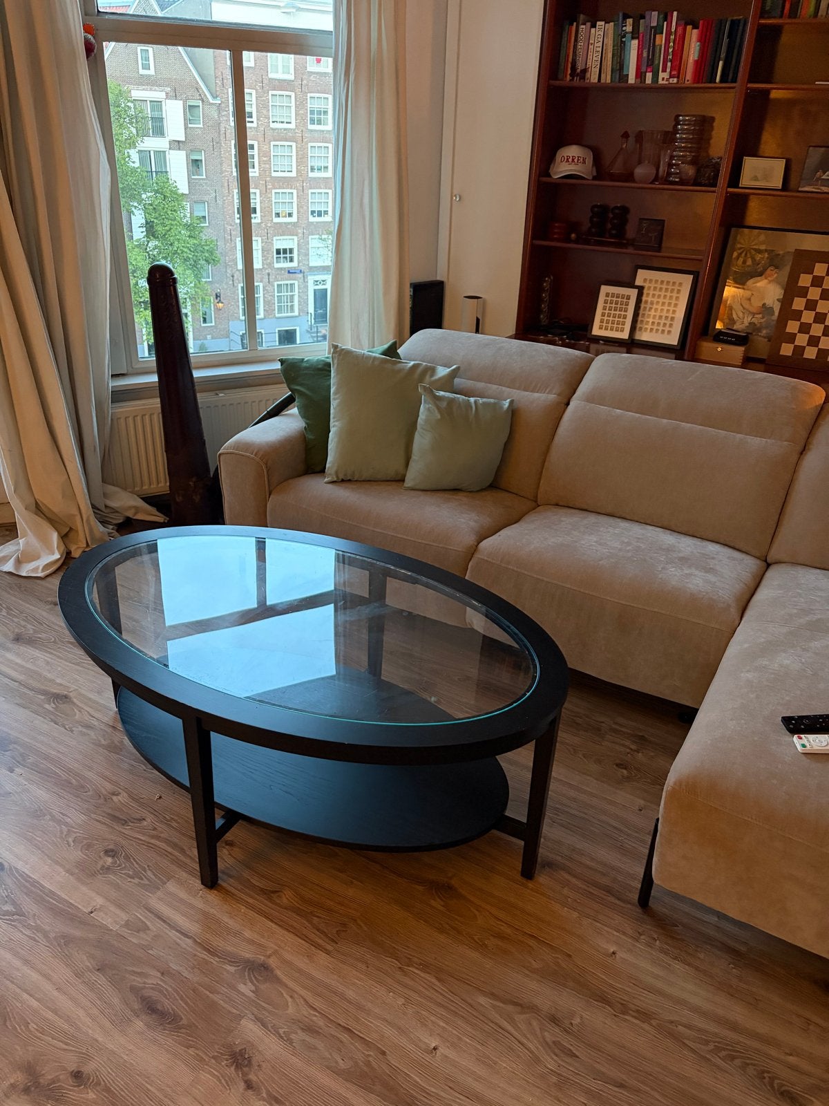 Ovale salontafel met glazen blad en houten onderstel, Huis en Inrichting, Tafels | Salontafels, Ophalen, Gebruikt, 100 tot 150 cm