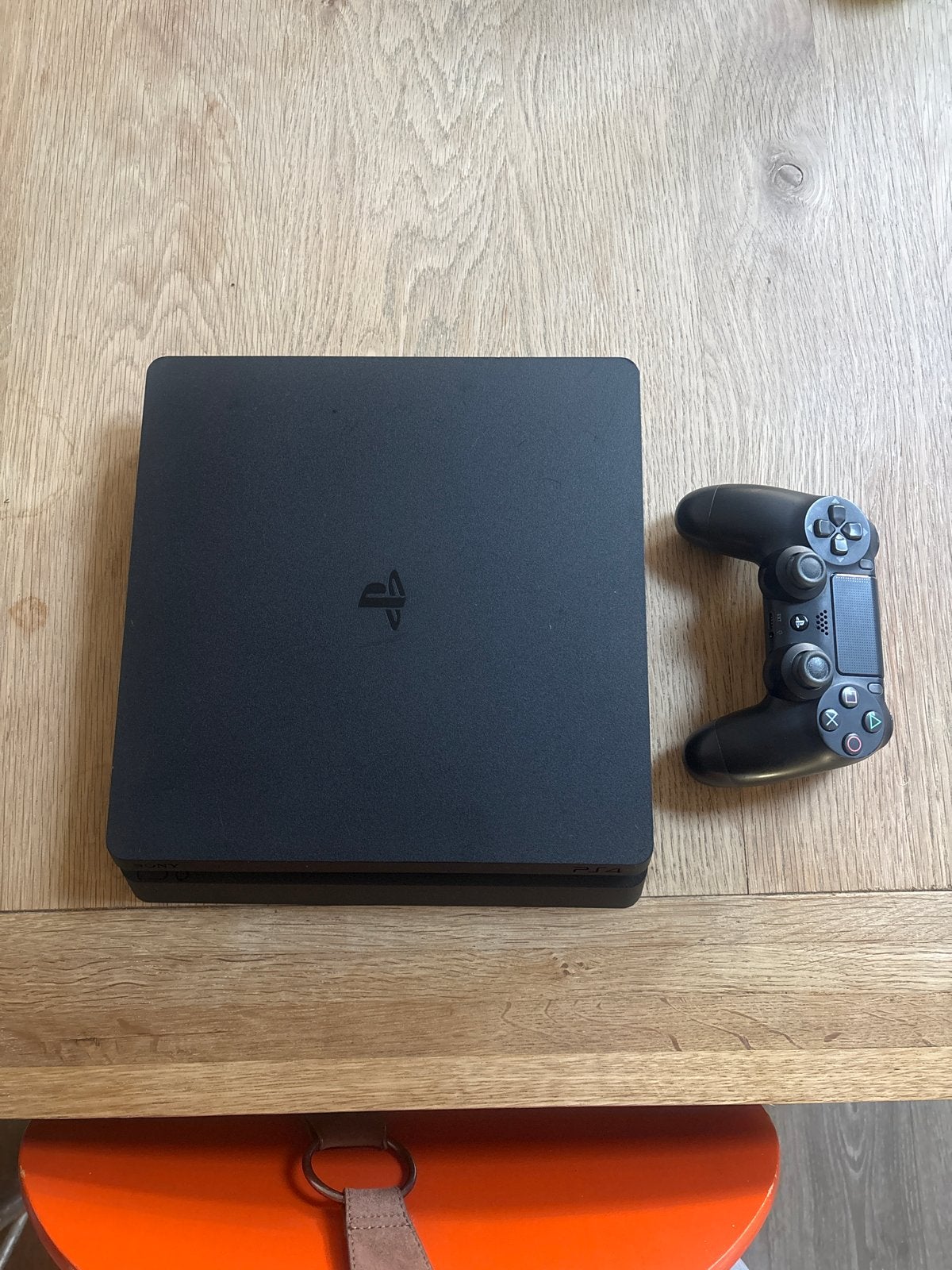 Playstation 4 1TB met controller en 2 spellen