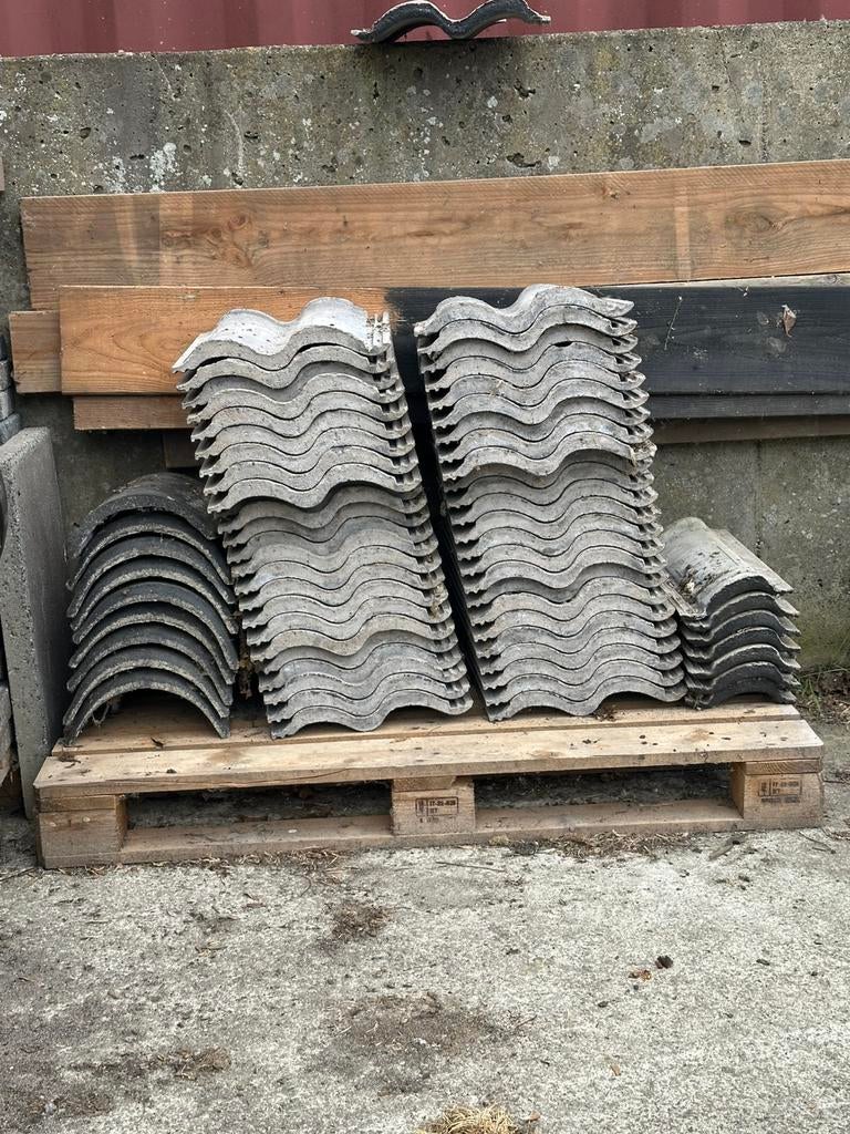 Zwarte betonnen dakpannen Teeuwen op palet, Doe-het-zelf en Verbouw, Dakpannen en Dakbedekking, Ophalen, Overige materialen, Zwart